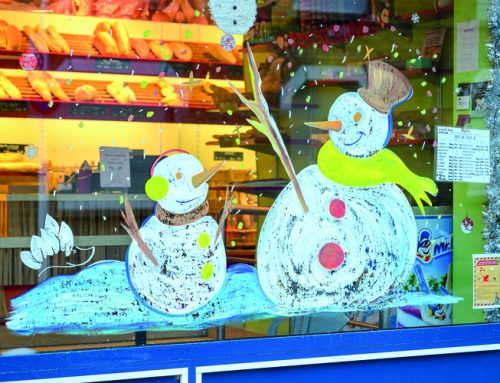 48 vitrines de commerçants peintes et décorées à la main pour Noël